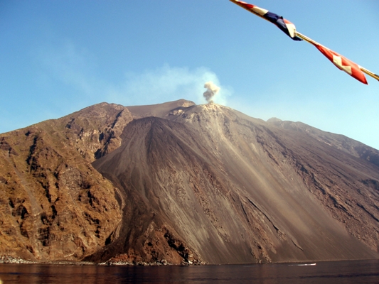  » Éruption spectaculaire du volcan de Stromboli en Italie